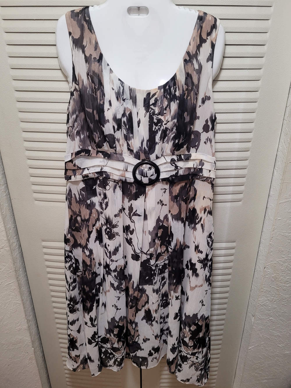 Julian Taylor Sleeveless Floral Midi Dress in Black, White & Tan